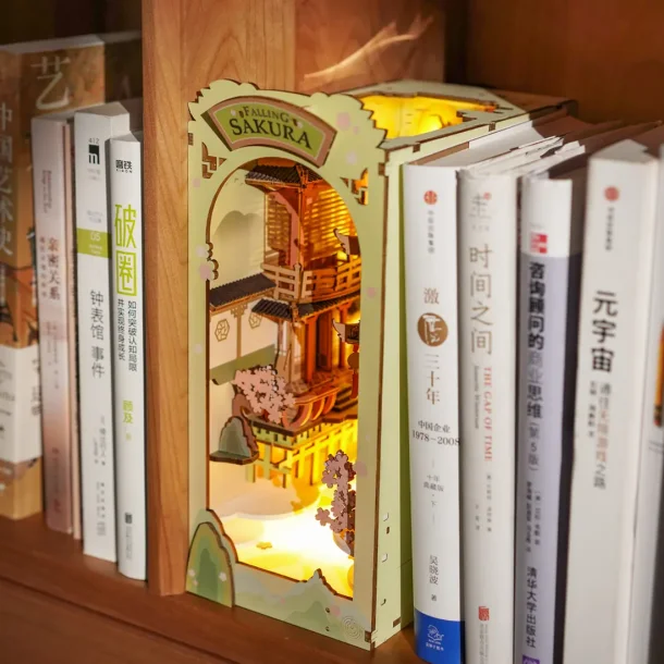 Bogreol miniaturehus byggest i tr med LED lys, Falling Sakura