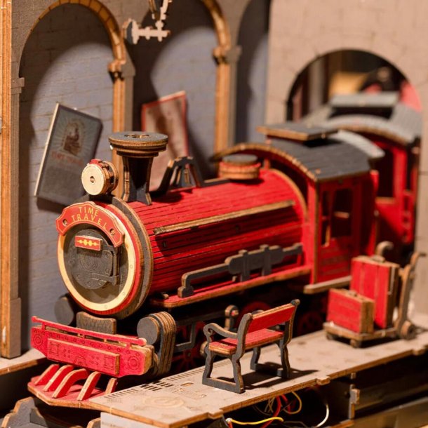 Bogreol miniaturehus byggest i tr med LED lys, Time Travel