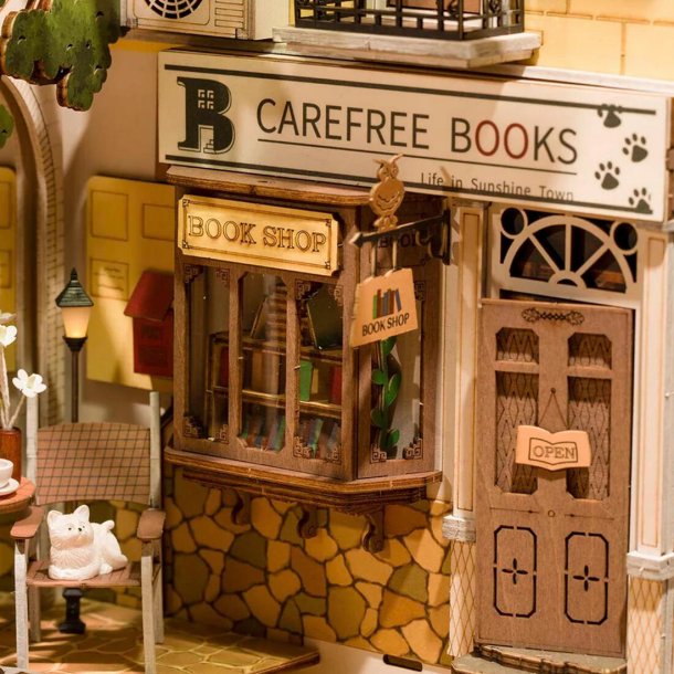 Bogreol miniaturehus byggest i tr med LED lys, Sunshine Town