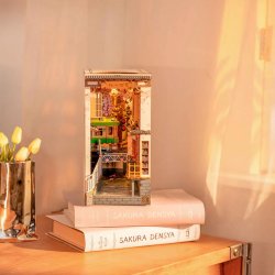 Bogreol miniaturehus byggest i tr med LED lys, Sakura densya