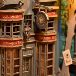 Bogreol miniaturehus byggest i tr med LED lys, Magic House