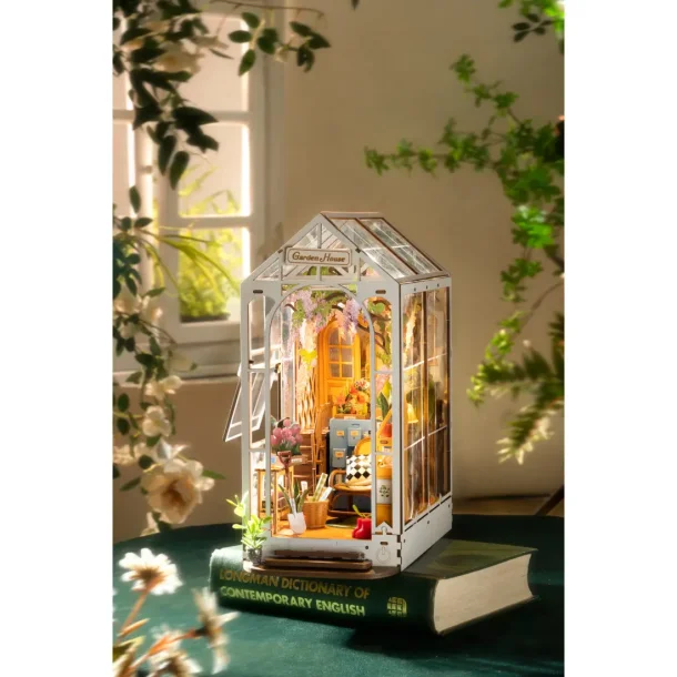 Bogreol miniaturehus byggest i tr med LED lys, Garden House