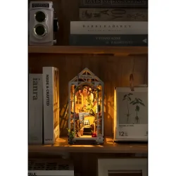 Bogreol miniaturehus byggest i tr med LED lys, Garden House