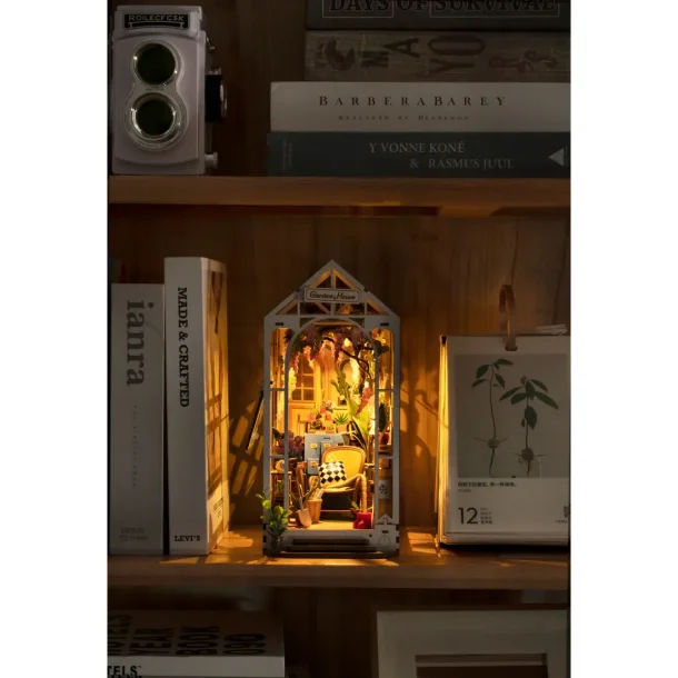 Bogreol miniaturehus byggest i tr med LED lys, Garden House