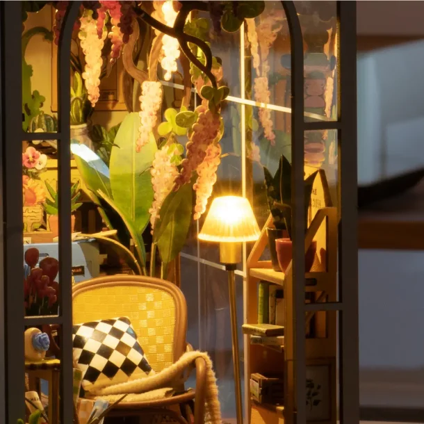 Bogreol miniaturehus byggest i tr med LED lys, Garden House