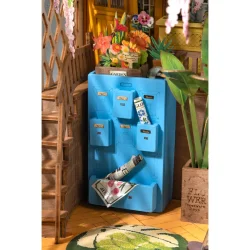 Bogreol miniaturehus byggest i tr med LED lys, Garden House