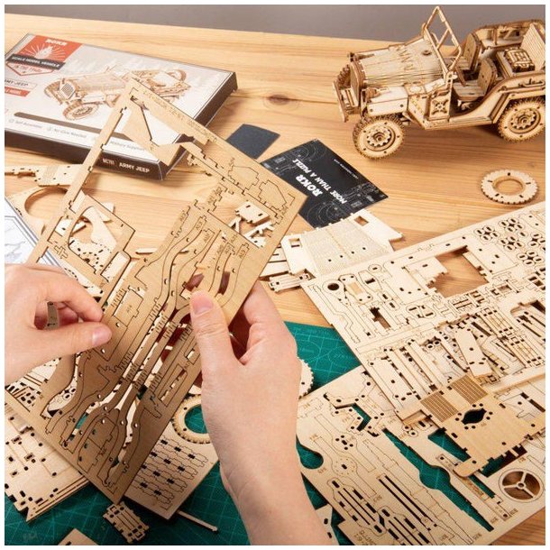 Mekanisk 3D byggest i tr, militr jeep