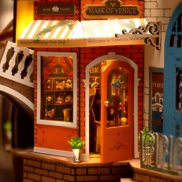 Bogreol miniaturehus byggest i tr med LED lys, Romantic Venice