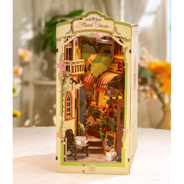 Bogreol miniaturehus byggest i tr med LED lys, Floral Corner