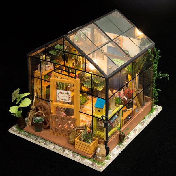 Miniaturehus byggest i tr med LED lys, Cathy's Flower House