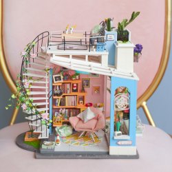 Miniaturehus byggest i tr med LED lys, Dora's Loft