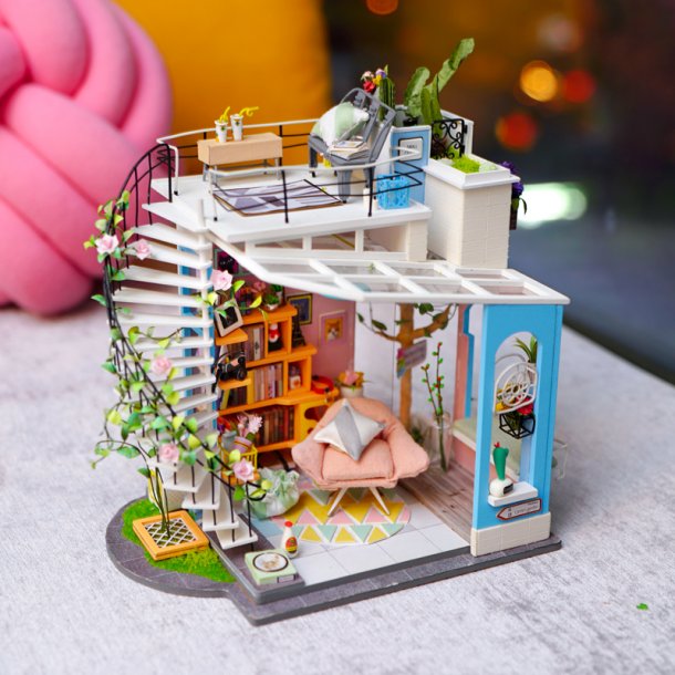 Miniaturehus byggest i tr med LED lys, Dora's Loft
