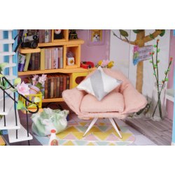 Miniaturehus byggest i tr med LED lys, Dora's Loft