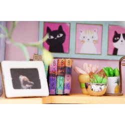 Miniaturehus byggest i tr med LED lys, Dora's Loft