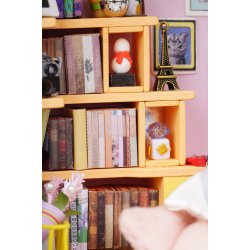 Miniaturehus byggest i tr med LED lys, Dora's Loft