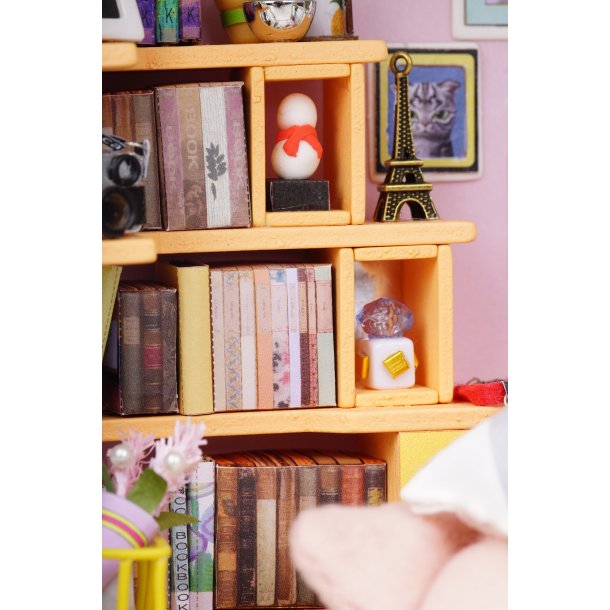 Miniaturehus byggest i tr med LED lys, Dora's Loft