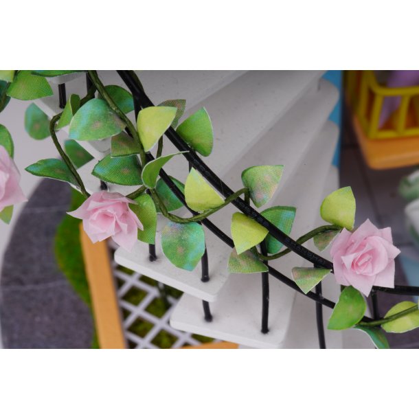 Miniaturehus byggest i tr med LED lys, Dora's Loft