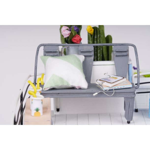 Miniaturehus byggest i tr med LED lys, Dora's Loft