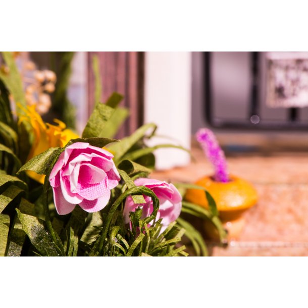 Miniaturehus byggest i tr med LED lys, Garden Entrance