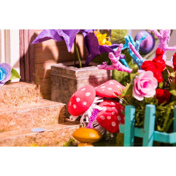 Miniaturehus byggest i tr med LED lys, Garden Entrance