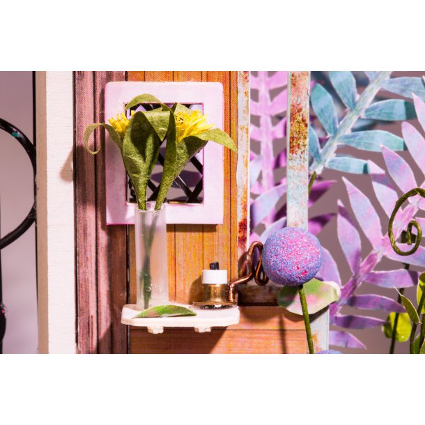 Miniaturehus byggest i tr med LED lys, Garden Entrance