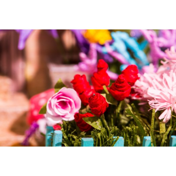 Miniaturehus byggest i tr med LED lys, Garden Entrance