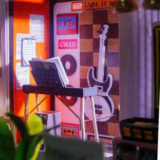 Miniaturehus byggest i tr med LED lys, Kevin's Studio