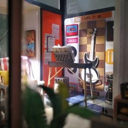 Miniaturehus byggest i tr med LED lys, Kevin's Studio