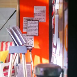 Miniaturehus byggest i tr med LED lys, Kevin's Studio