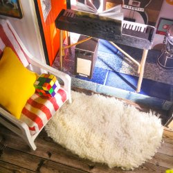 Miniaturehus byggest i tr med LED lys, Kevin's Studio