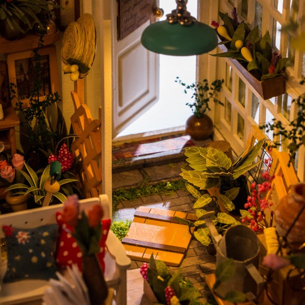 Miniaturehus byggest i tr med LED lys, Miller's Garden